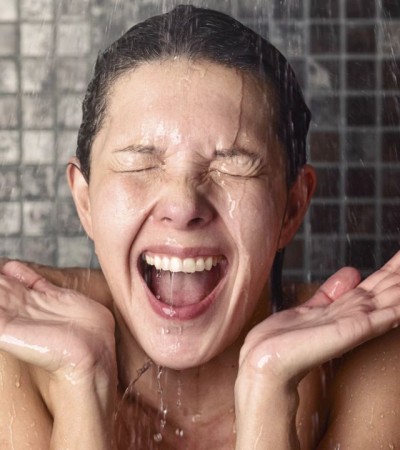 femme qui prend une douche froide